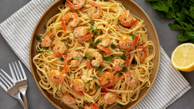 Macarrão com camarão é o prato que minha avó sempre fazia nas férias das crianças e que agora faço para os meus filhos