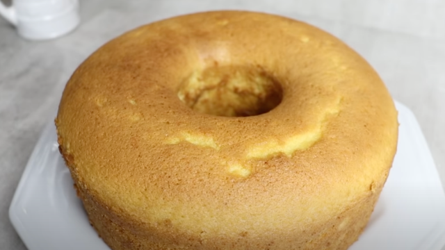 Sem leite, com pouco óleo: esse bolo é um milagre, tão simples e gostoso que só acredito porque eu fiz e comi