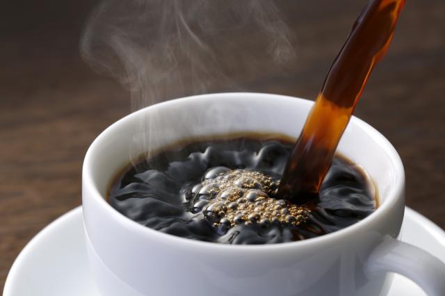 Café velho não dá! Truque simples deixa a bebida quente na garrafa térmica o dia todo