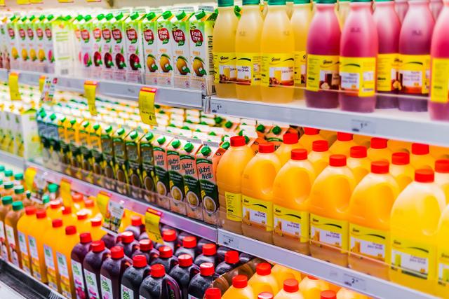 Na falta da fruta, como escolher o suco de caixinha mais saudável?