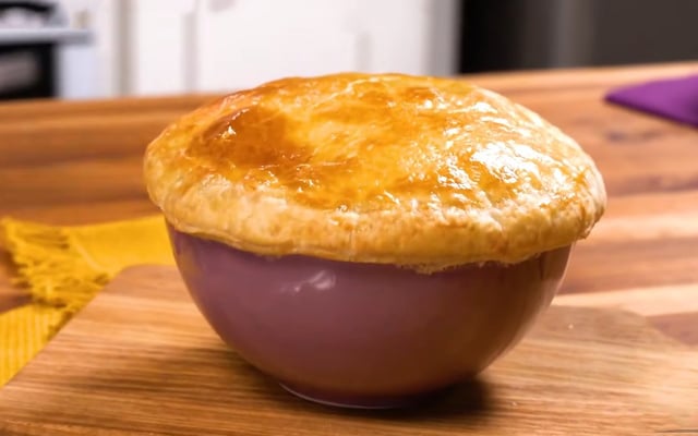Essa sopa de cebola com massa folhada do TudoGostoso virou meu jantar favorito nos dias frios: cremosa, quentinha e com gosto de abraço