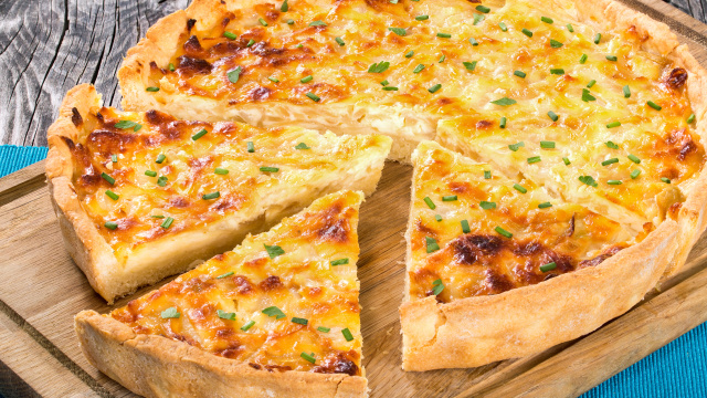 Sempre faço essa torta cremosa de queijo e cebola para o jantar quando quero uma refeição rápida e diferente
