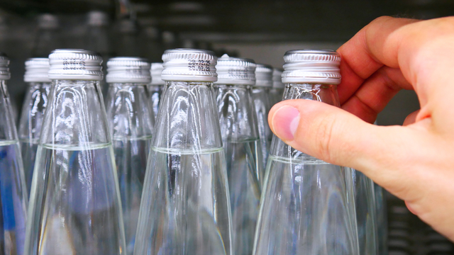 Se você bebe água com gás, fique atento! A marca mais famosa do mundo estava vendendo água contaminada com bactérias e excesso de germes