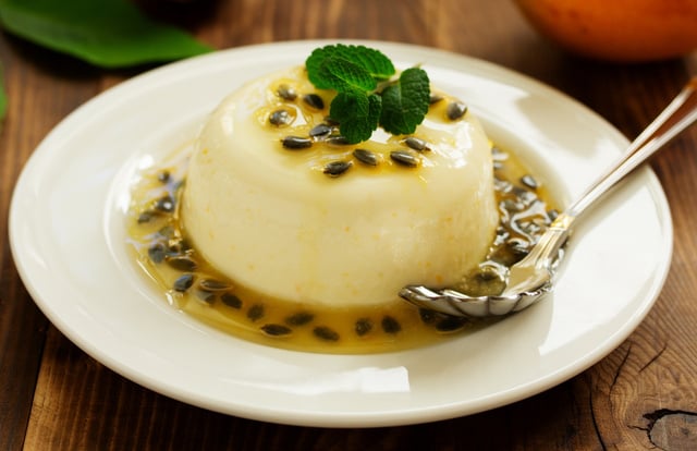 Panna cotta de chocolate branco com calda de maracujá surpreende com dulçor e acidez na medida certa: sobremesa cremosa para momentos especiais