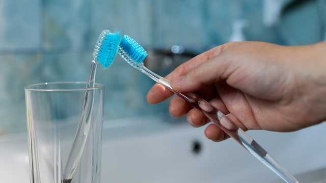 O erro comum no banheiro que pode contaminar sua escova de dentes sem você perceber