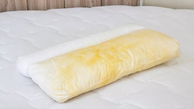 Como remover manchas amarelas de travesseiros (e como evitar que elas voltem)