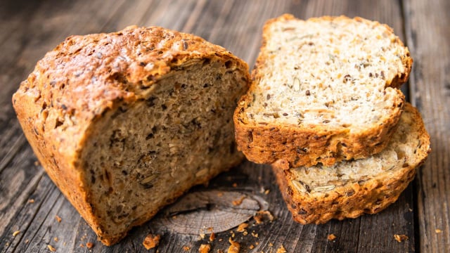 Pãozinho saudável cheio de fibras do meu café da manhã: faço com iogurte e aveia, a massa fica fofinha!