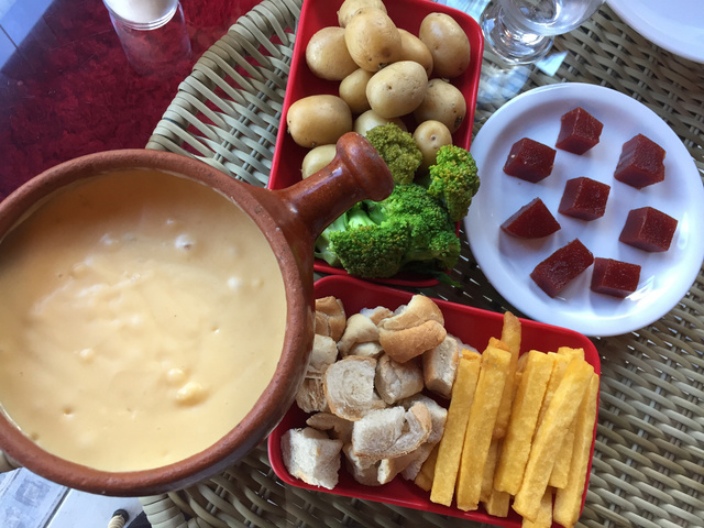 Fondue de queijo econômico: saiba como fazer uma versão MAIS BARATA do prato clássico e romântico