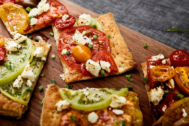 Essa torta de tomate com massa folhada amanteigada e recheio cremoso de alho e ricota com ervas é um ato de sedução