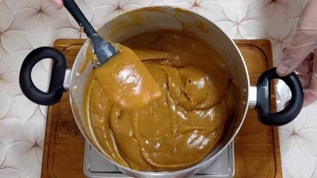 Cozinhe o caramelo até que ele comece a desgrudar do fundo da panela. (créditos: reprodução/Youtube: Na cozinha com o Barba) 