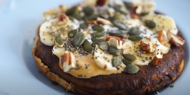 Esse é o resultado da panqueca de banana e aveia de Paola Carosella (Reprodução: Youtube)