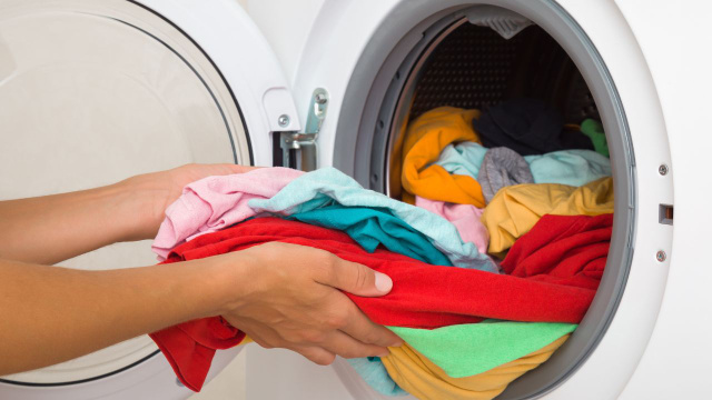 Adeus roupas desbotadas: coloque esse ingrediente de cozinha na máquina de lavar