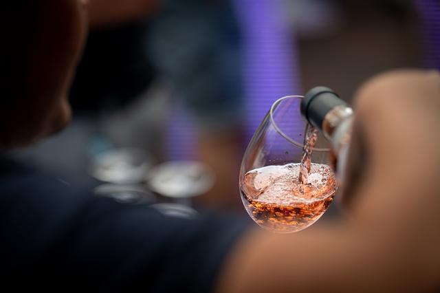 É isso que acontece com o seu corpo se abusar no consumo de bebidas alcóolicas: saiba como eliminar o álcool do organismo