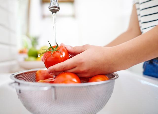 Palavra de microbiologista: essa é a melhor maneira de lavar frutas e legumes