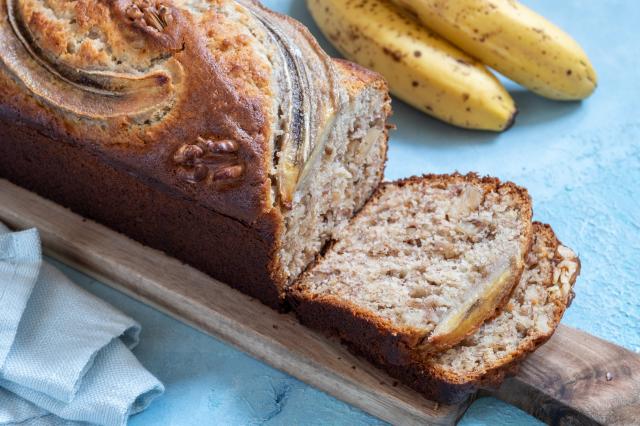 O pão de banana fica perfeitamente úmido sem dourar demais graças a um ingrediente extra