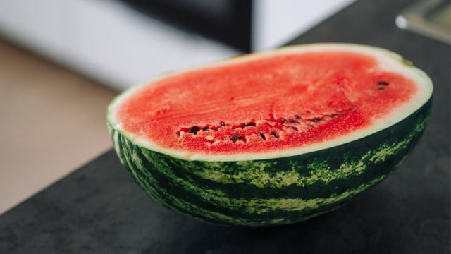Depois de aberta, a melancia não deve ser fatiada ou picada ao ser armazenada para durar mais tempo e preservar seu sabor (Créditos: Shutterstock)