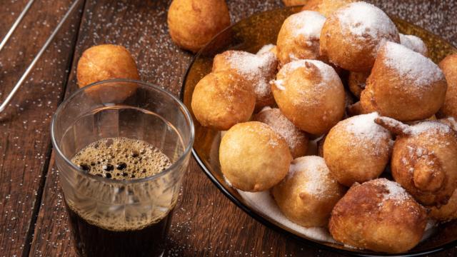 Bolinho de chuva rápido, simples e saboroso para dividir com a família acompanhado de um bom cafézinho