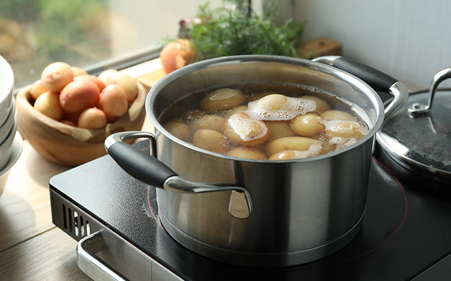 Pare de cozinhar batatas em água fervente. Existe uma maneira muito melhor