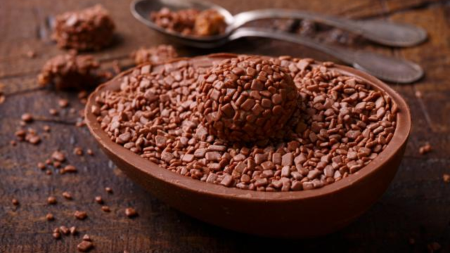 Ovo de Páscoa trufado com brigadeiro caseiro. (créditos: TudoGostoso)