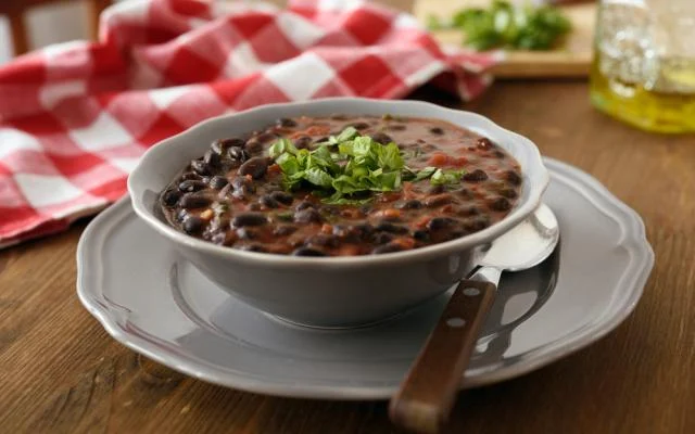 A sopa de feijão aproveita o caldo de sobra dessa leguminosa (Créditos: TudoGostoso)