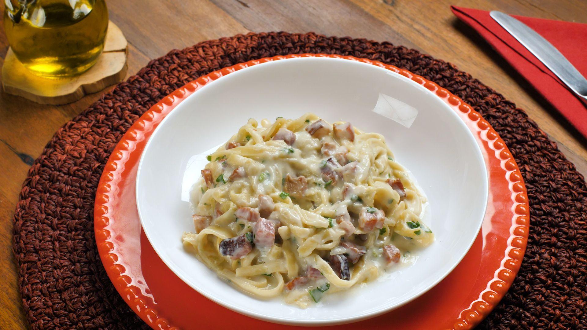 macarrão com bacon e molho branco