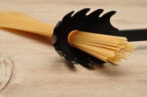 Buraco da colher de espaguete como medidor para a quantidade de espaguete