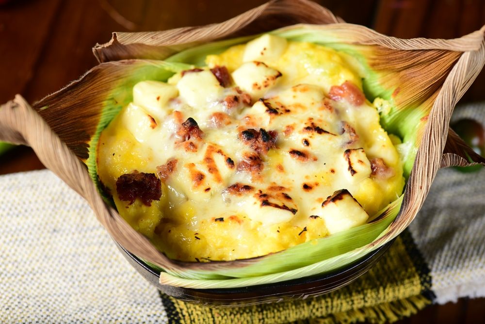 Um escondidinho de pamonha dentro de uma palha de milho