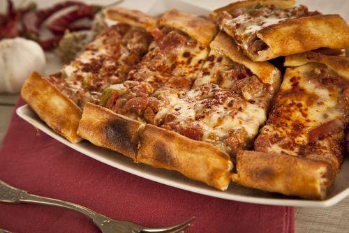 Lahmacun, a pizza turca coberta com carne moída e queijo