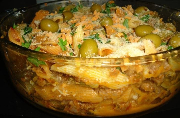 Macarrão com azeitonas, molho de tomate e queijo