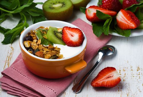 Iogurte grego com granola, kiwi e morango