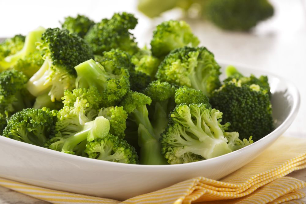 O brócolis possui propriedades que evitam inflamações, fortalecendo o organismo contra doenças,