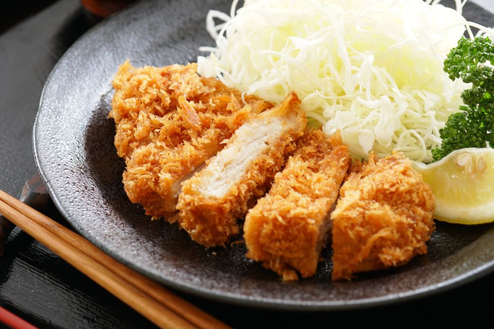 Farinha de panko: prato com tonkatsu fatiado, um filé de porco empanado em panko