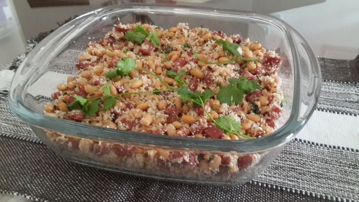 travessa com soja tropeia, com carnes e verdes