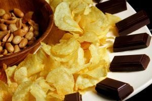 Faça um bolo incrível unindo chocolate e batata chips!