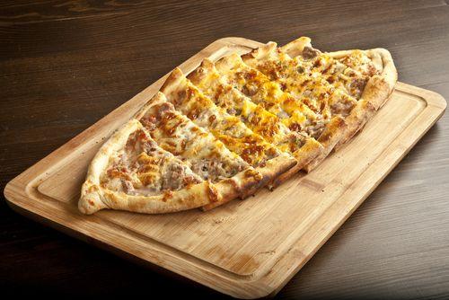 Pizza turca com carne e queijo