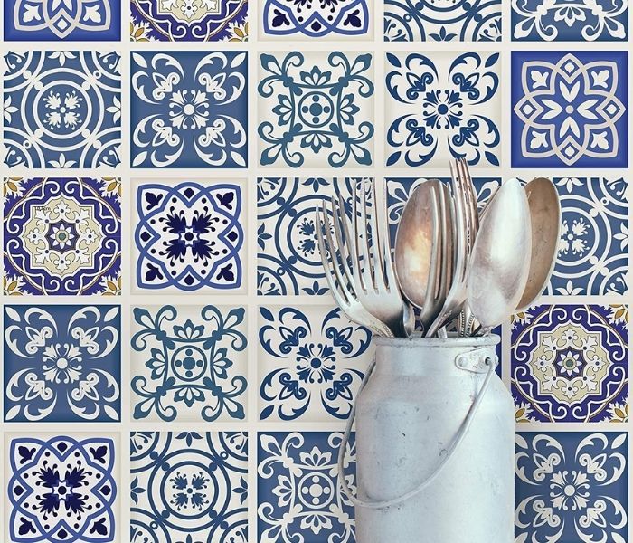 Adesivo de azulejo portugues azul e branco para transformar a cozinha em minutos
