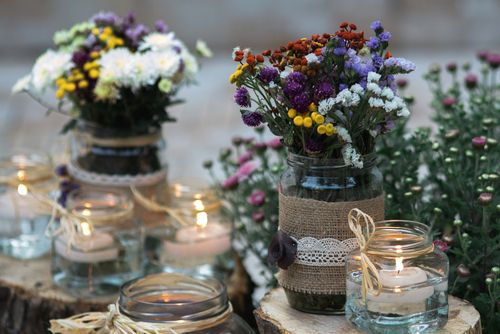 Flores em potes de vidro enfeitados