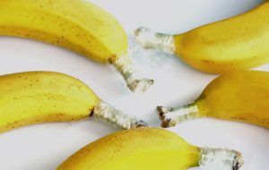 Cabo das bananas envolvido com plástico-filme