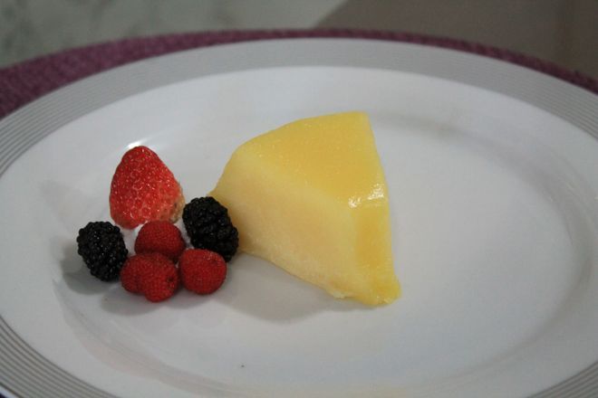 Fatia de bolo Souza Leão acompanhado de frutas vermelhas