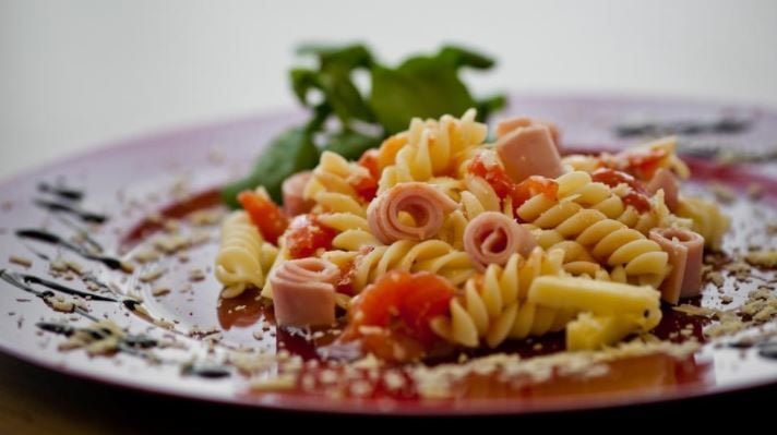 Macarrão parafuso com tomate e presunto