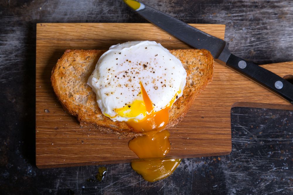 O ovo poché é uma delícia no café da manhã quando combinado com torradas.