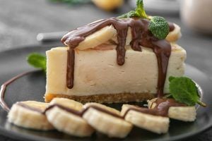 Cheesecake de banana coberto com calda de chocolate