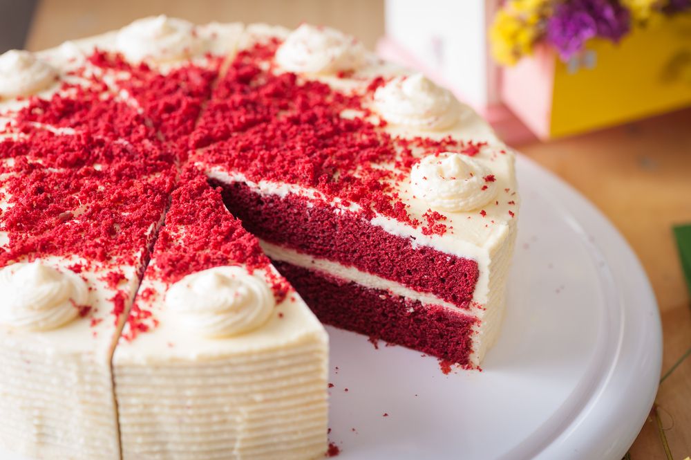 Bolo de aniversário de veludo vermelho lindo decorado com rosas