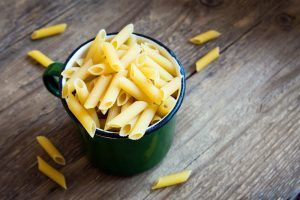 O macarrão de forno na caneca é simples, rápido e super gostoso!