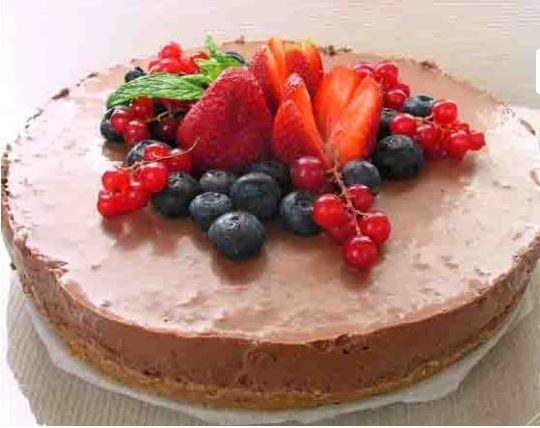 Torta de chocolate com frutas vermelhas decorando