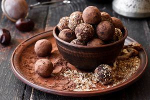 Trufas com cacau em pó e decoradas com avelãs trituradas