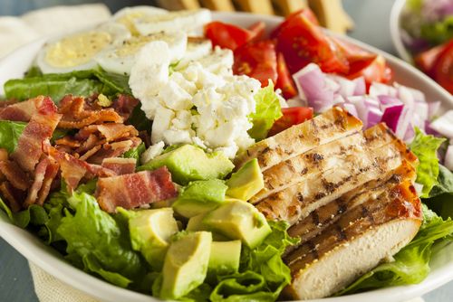 Salada Cobb: alface, agrião, abacate, frango, tomate, queijo e bacon