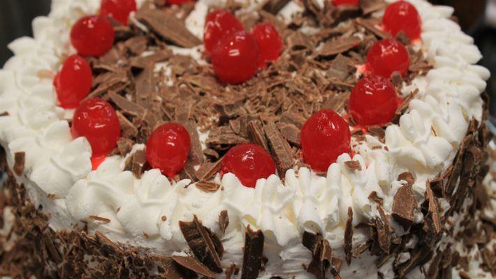 Bolo floresta negra com chocolate, chantilly e cereja em calda por cima
