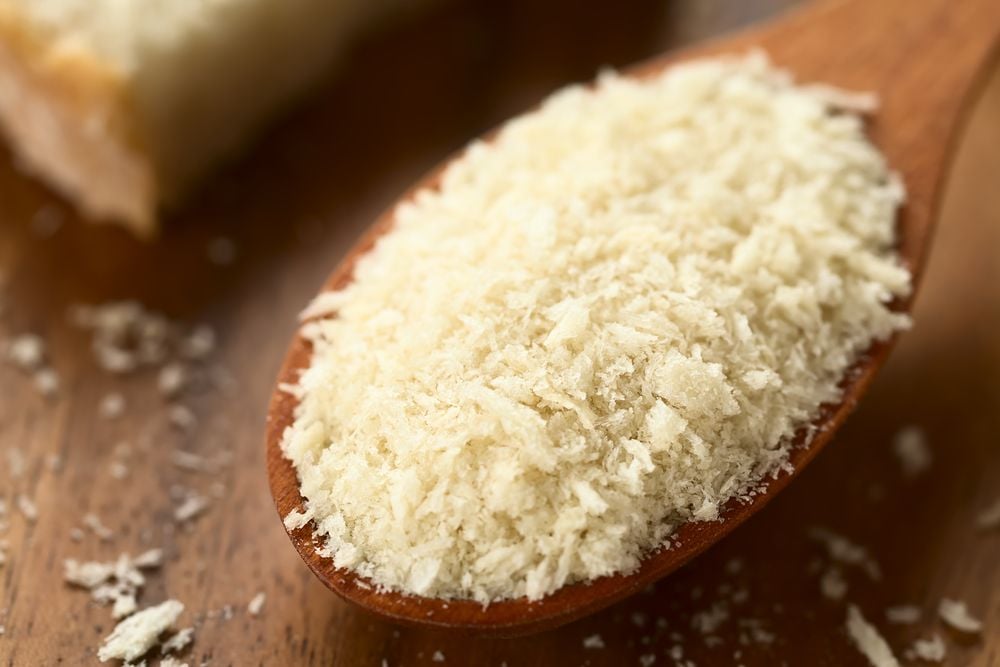 Farinha panko: colher de madeira cheia de flocos de farinha panko