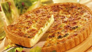 A quiche de queijo é uma opção prática e saborosa para o almoço.